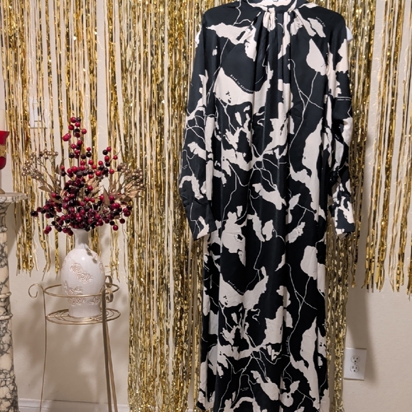 Elegant Black and White Women's Dress - Picture 15 of 15